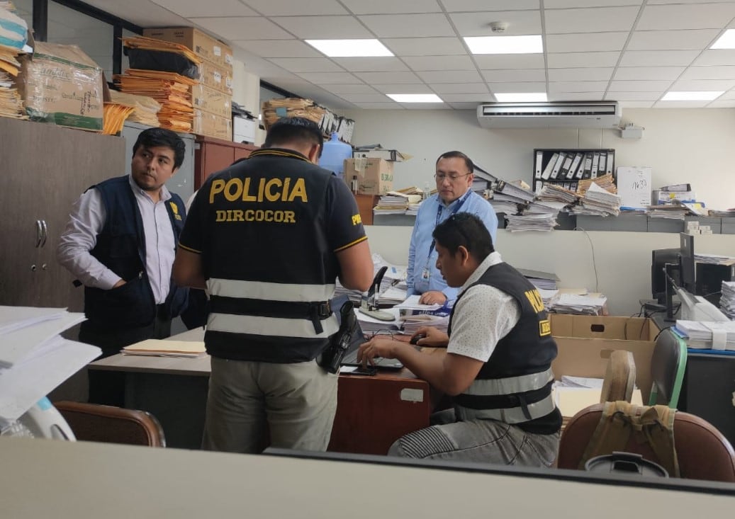 Los fiscales anticorrupción y policías incautaron documentación tras denuncias de la presunta contratación de personal por favores políticos