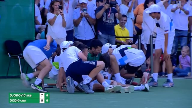 Djokovic ganó ante tres rivales en partido de exhibición y festejó con un grupo de niños (VIDEO)