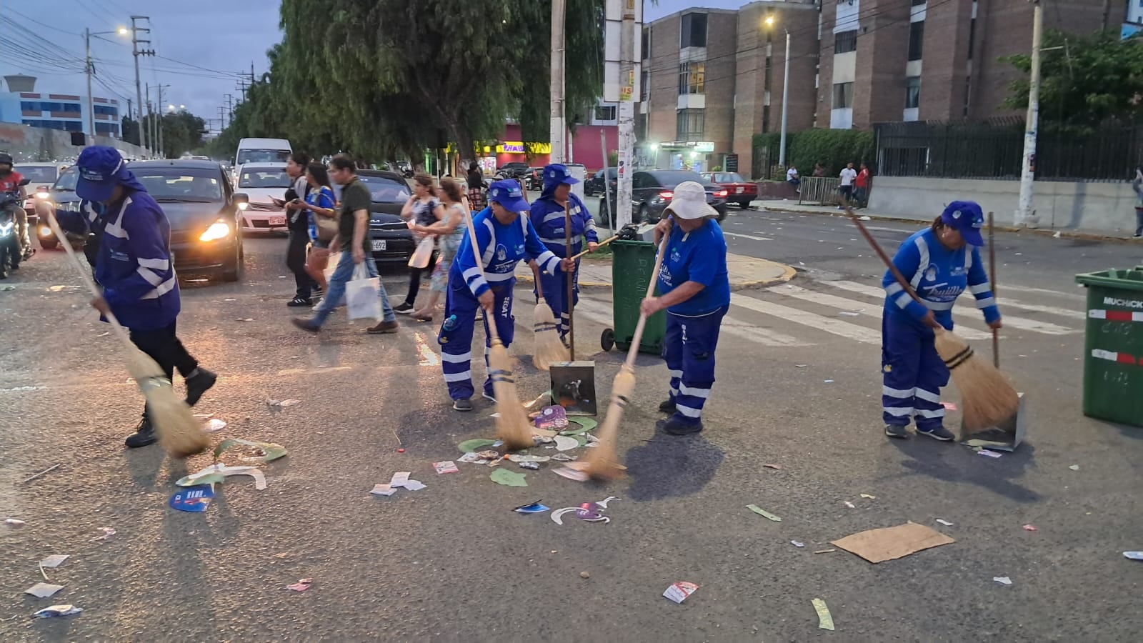 Más de 100 auxiliares del Segat y maquinaria limpiaron esta parte de la ciudad.