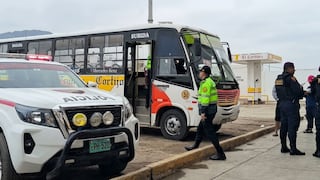 Balean microbús lleno de pasajeros en Trujillo