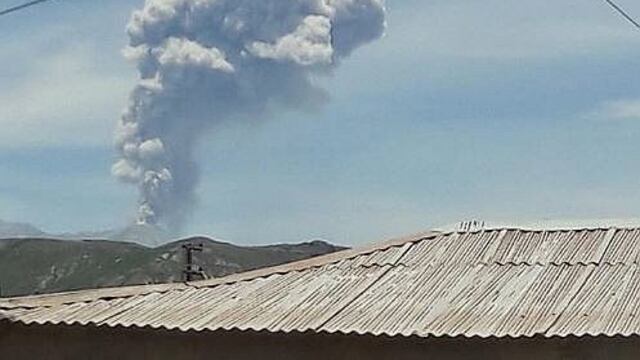 Volcán Sabancaya: nueva explosión reaviva la caída de cenizas cerca a poblados 