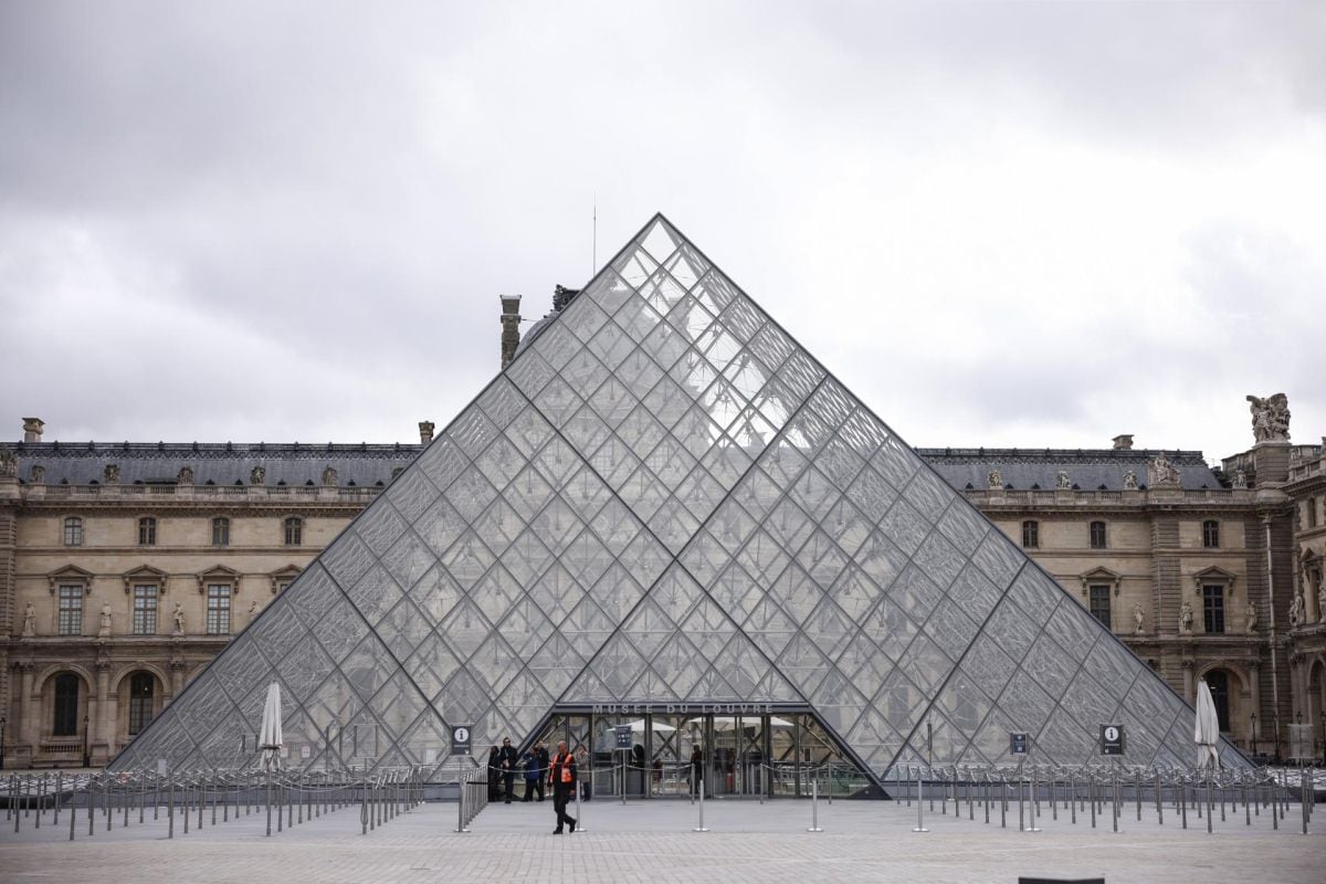 El icónico museo de París suspendió sus actividades por “motivos excepcionales” un día después del espectacular robo de nueve joyas de la colección de la corona francesa. (Foto: EFE/EPA/YOAN VALAT)