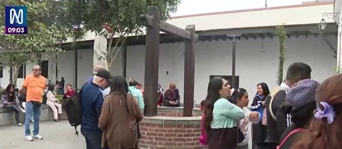 Devotos de diferentes distritos llegaron al Centro Histórico para dejar sus cartas.