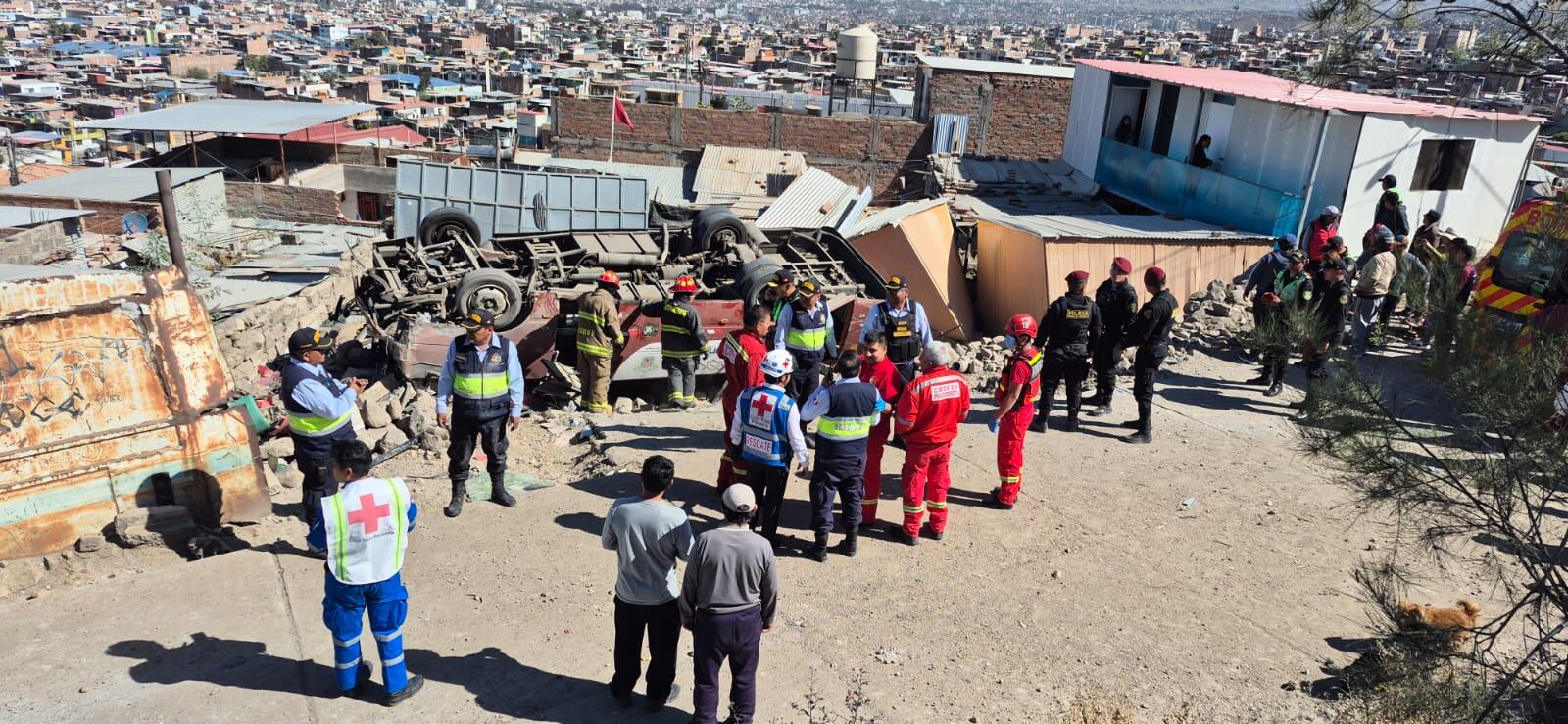 Bus quedó con las llantas arriba, luego de de aplastar una vivienda. FOTO: Pedro Torres