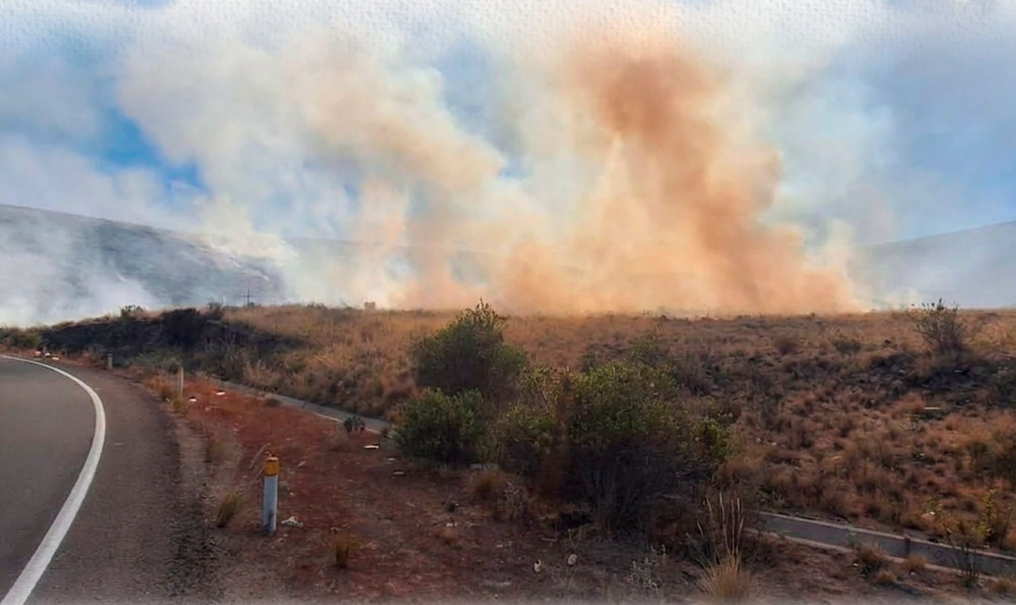 Incendio forestal se registra en el distrito de Yura, Arequipa. Foto: COER.