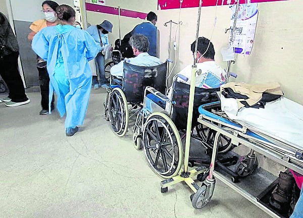 Emergencia central del hospital Honorio Delgado de Arequipa recibe a pacientes. (Foto: Pedro Torres/@photo.gec)
