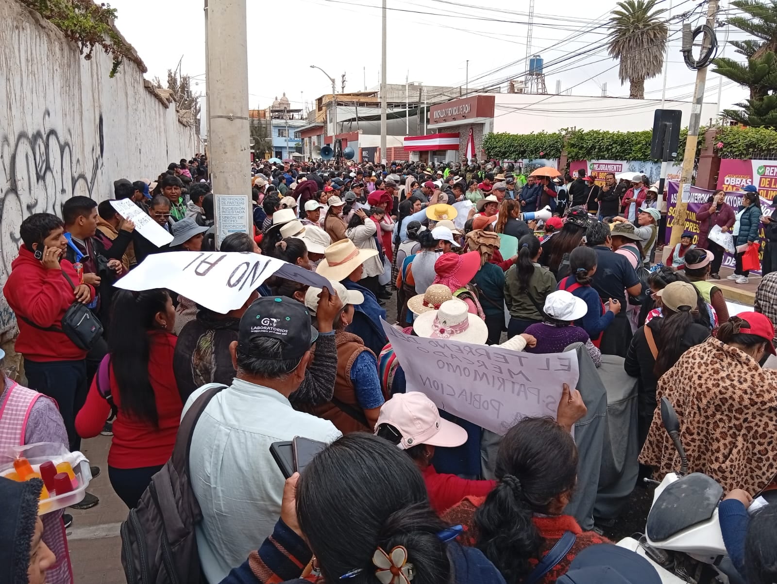 Unos comerciantes se mostraron a favor y otros en contra de proyecto. (Foto: Adrian Apaza)
