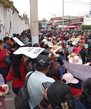 Unos comerciantes se mostraron a favor y otros en contra de proyecto. (Foto: Adrian Apaza)