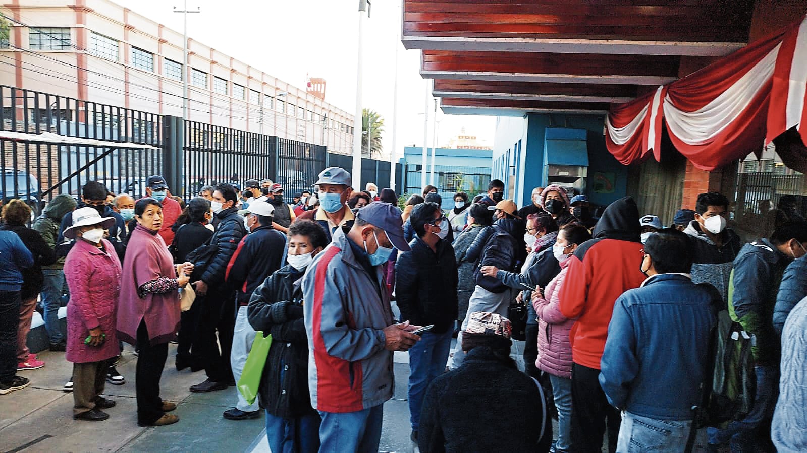 Asegurados realizaron colas para obtener una cita médica. (Foto: GEC)