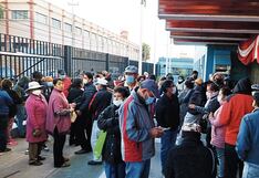 Adultos mayores hacen largas colas en hospital Yanahuara de EsSalud en Arequipa