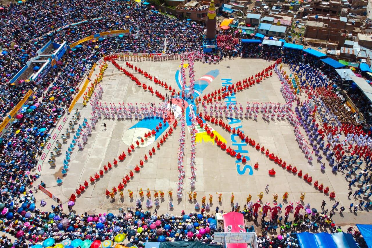 Familias enteras desde temprano de este sábado se apostaron en las tribunas naturales de los cerros Huaynarroque y Santa Cruz. En medio de un sol radiante, además de presenciar las danzas, también jugaron con espumas.
