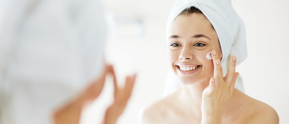 La dermatóloga Claudia Castillo advierte que los rayos UV siguen activos más allá del verano. Usar bloqueador solar a diario previene el cáncer de piel, el envejecimiento prematuro y las manchas.