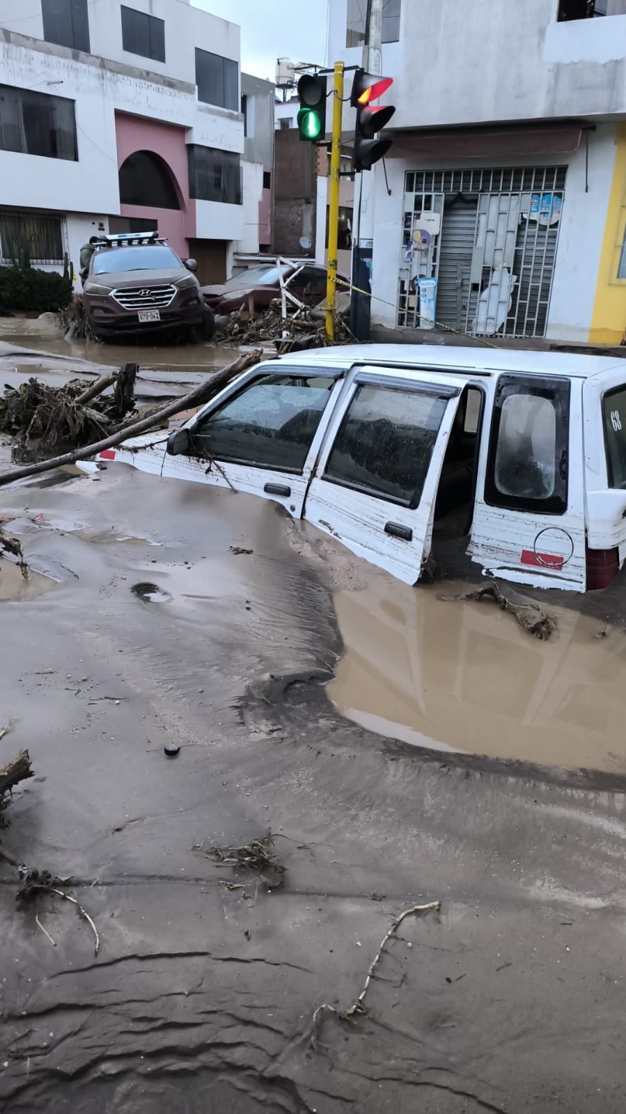 Vehículos inundados en Yanahuara. Foto: GEC.