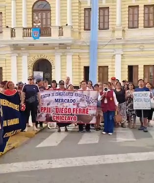 Comerciantes de centros abastos ediles con nueva ordenanza y tasa.