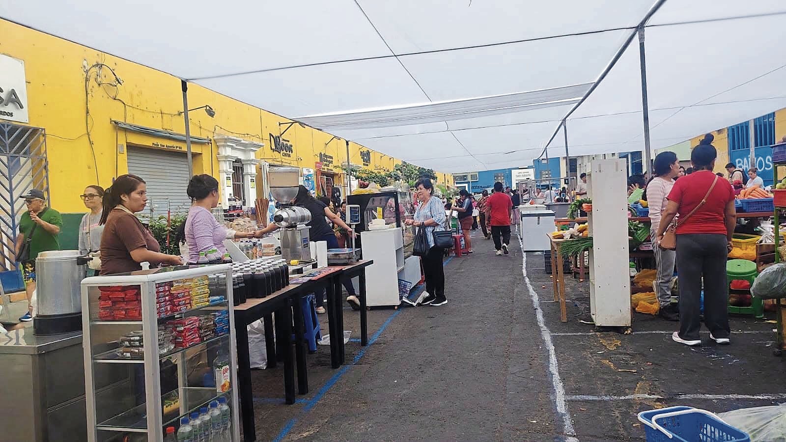 Centro de abastos cerró para que refaccionen su techo y ahora los vendedores colocaron sus productos en la vía pública.