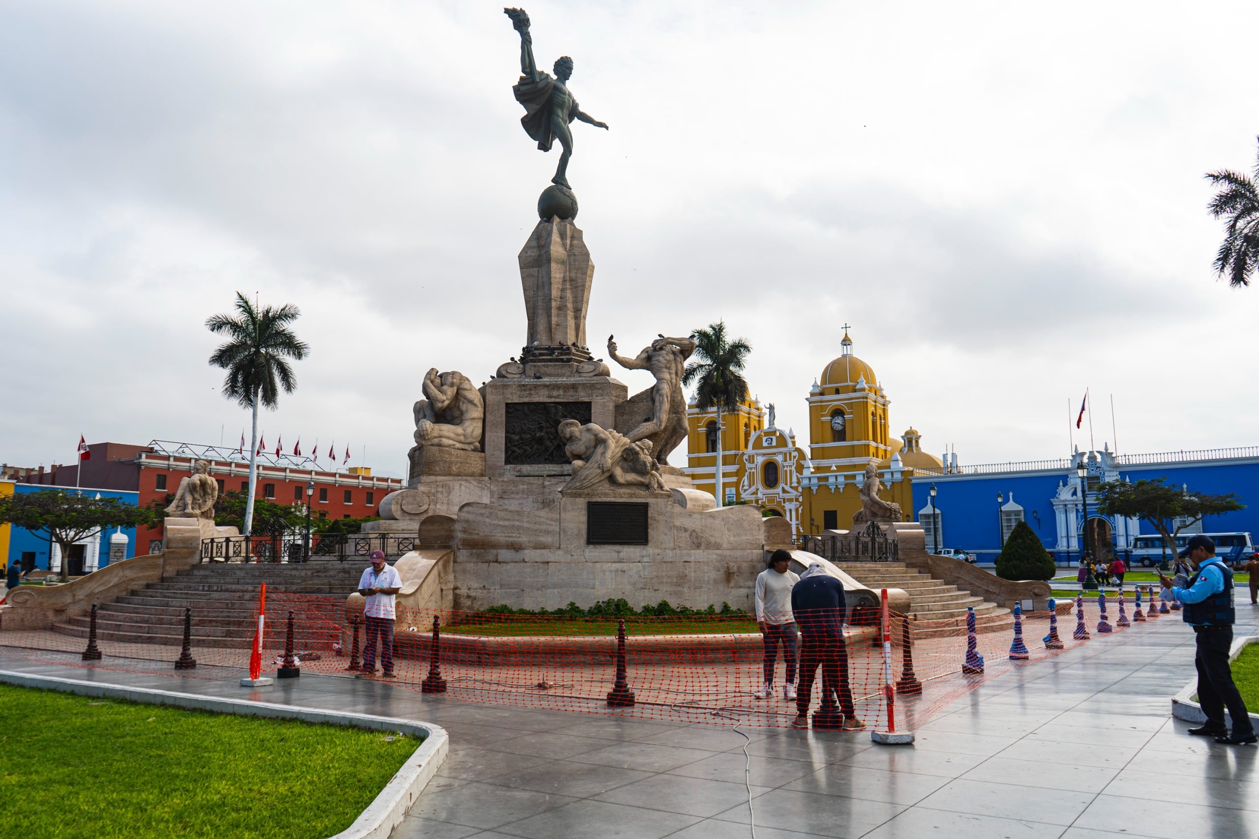 Municipalidad provincial colocó bolardos y cadenas para salvaguardar restringir transitoriamente el acceso directo a la escultura.