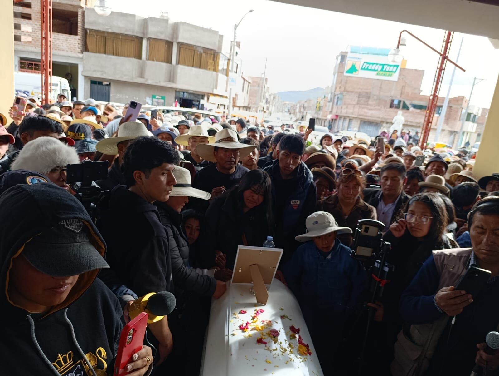 El sepelio estuvo marcado por el dolor, la indignación y el pedido de sanciones ejemplares tras conocerse nuevos detalles del caso que involucra a un familiar cercano.