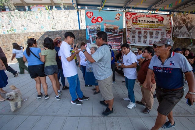 Electores suben empinadas pendientes para votar en colegio de Pamplona Alta (Fotos: Fernando Sangama / @photo.gec)
