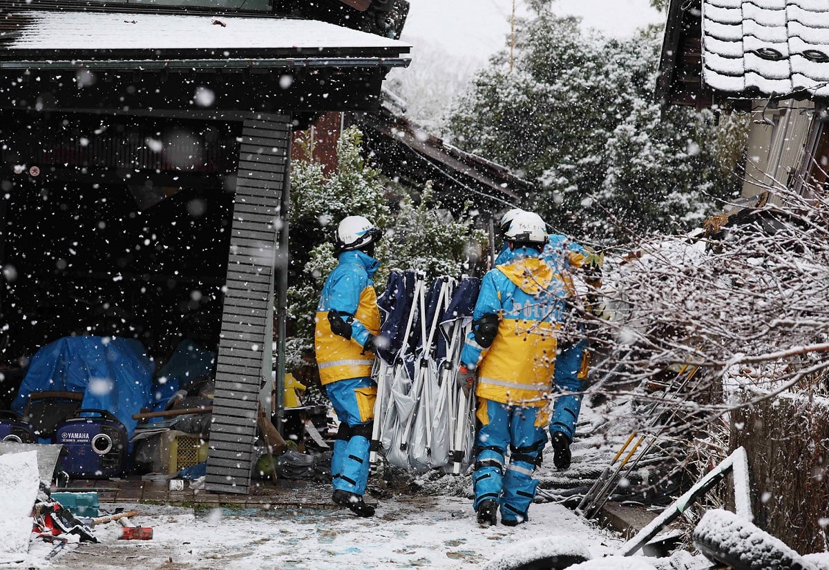 Rescatistas realizan búsquedas de sobrevivientes mientras la nieve obstaculiza las operaciones de rescate en la ciudad de Suzu, prefectura de Ishikawa, el 7 de enero de 2024. (Foto de JIJI Press / AFP)