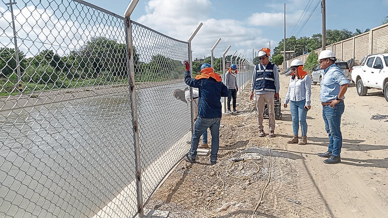 El Proyecto Especial Chira Piura informó que ejecuta la construcción de un cerco perimétrico de 3 124 metros, en un tramo crítico de este canal, en la parte de Castilla