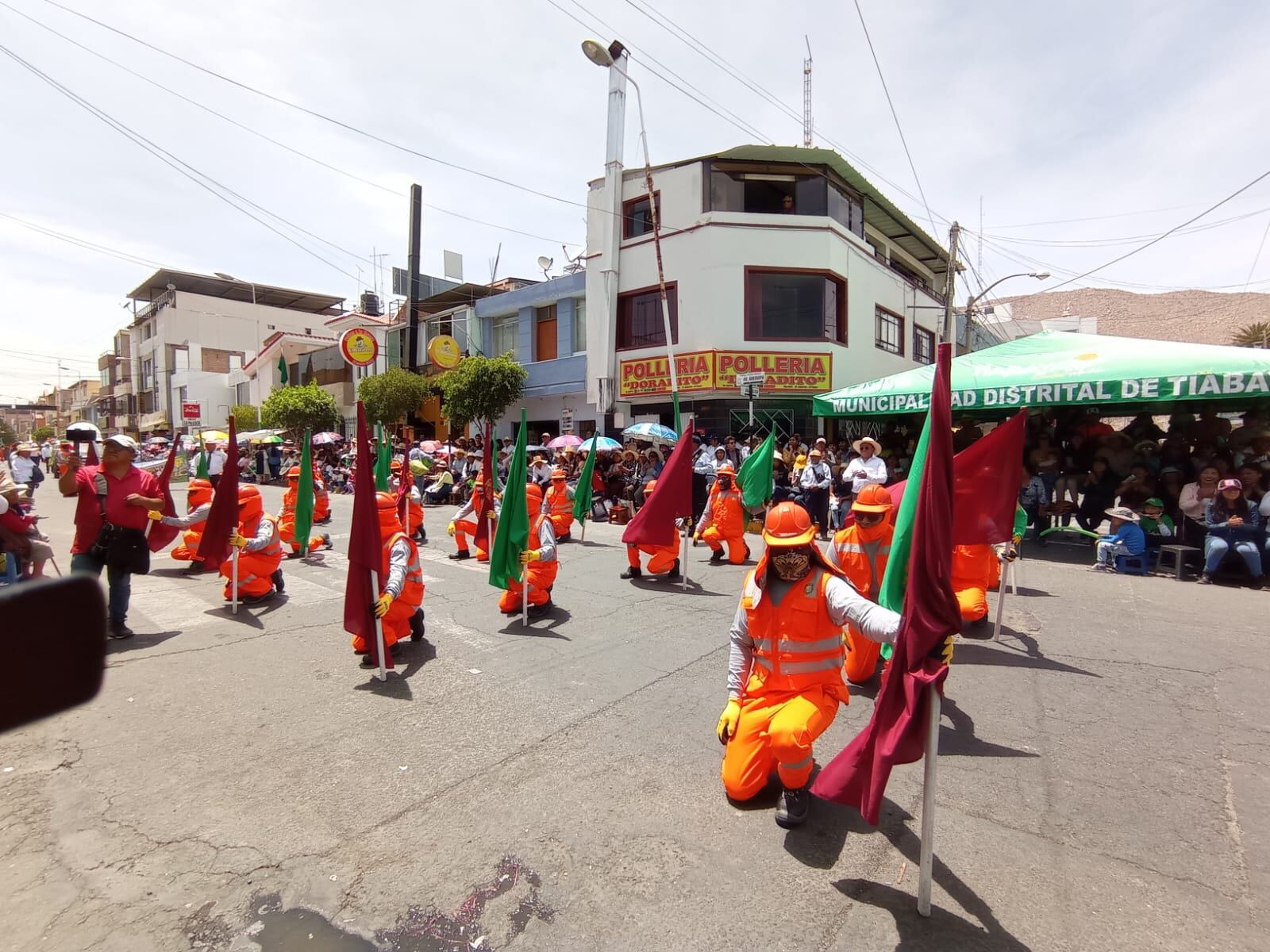 Instituciones públicas y privadas participan en el pasacalle distrital. (Foto: Yorch Huamaní)