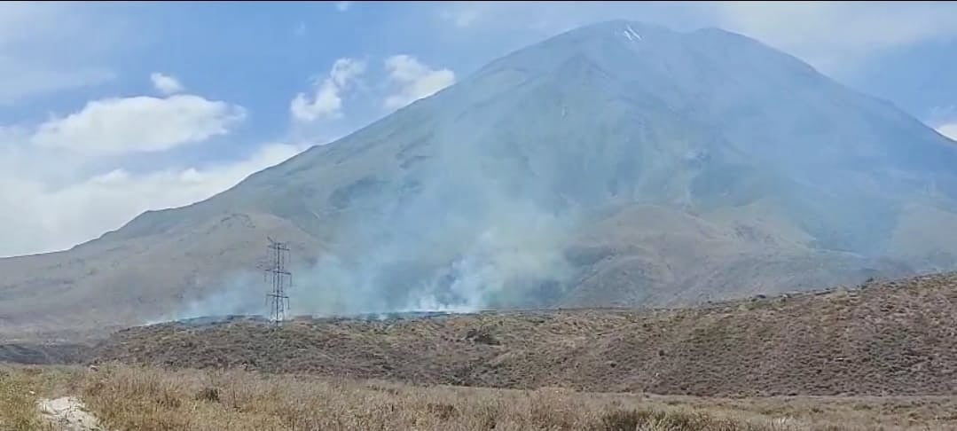 Incendio forestal en las faldas del volcán Misti, en el distrito de Miraflores. Foto: Difusión.