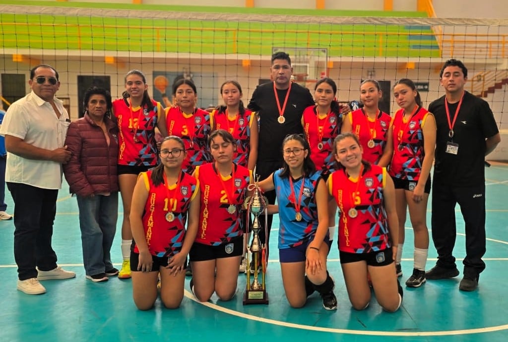 Selección de vóley de José Luis Bustamante y Rivero, subcampeón U-15. Omar Cruz/GEC.