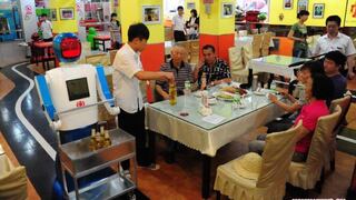 China: Inauguran restaurante con 20 robots como mozos y cocineros