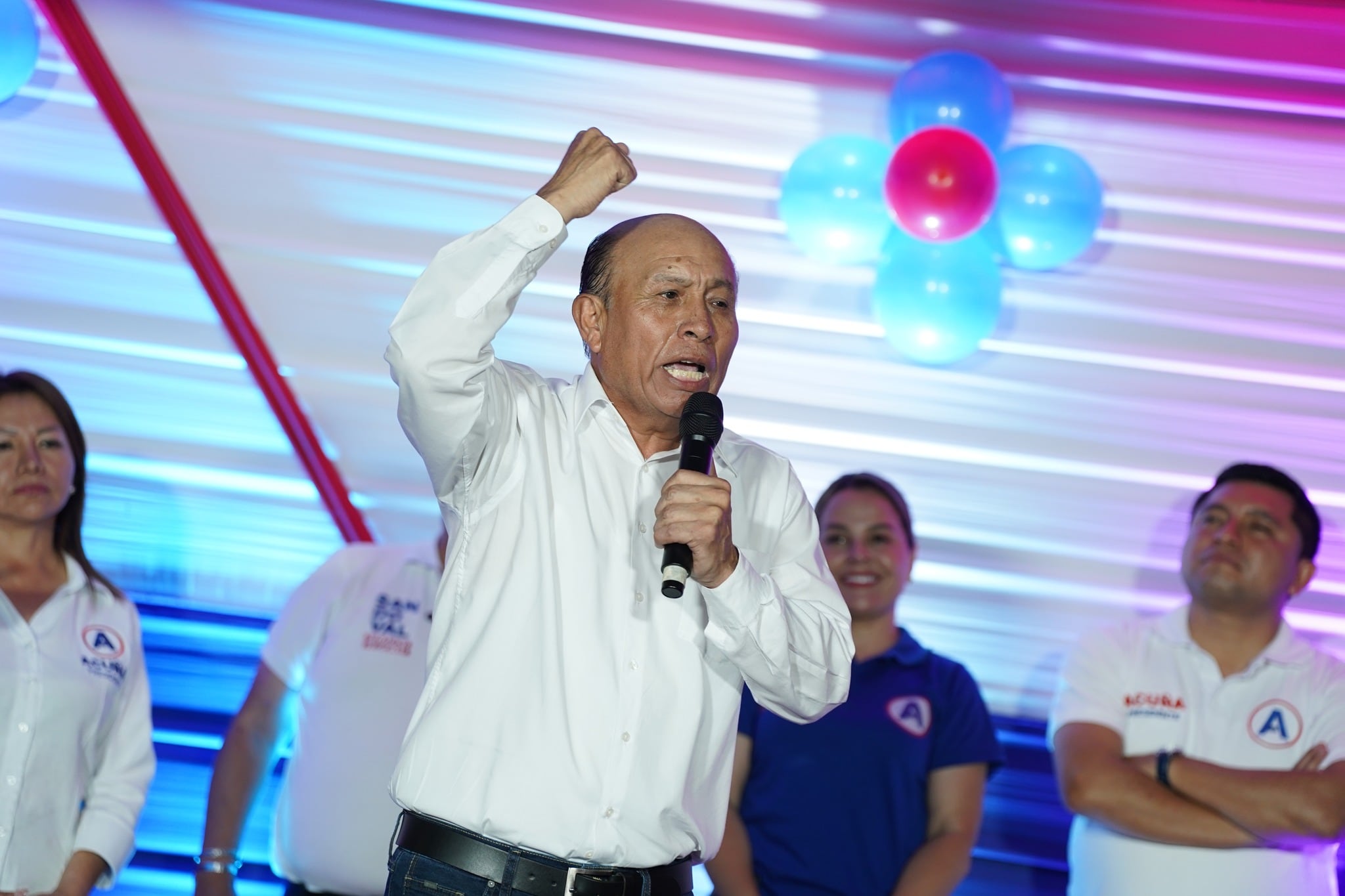 Miguel Chávez se fue de licencia sin goce de haber entre el 26 de marzo y el 9 de abril de este año para apoyar la candidatura de César Acuña. Sin embargo, la Subgerencia de Recursos Humanos de la Región declaró improcedente su permiso porque no le correspondía. Además, el Jurado solicitó que la Fiscalía lo investigue.