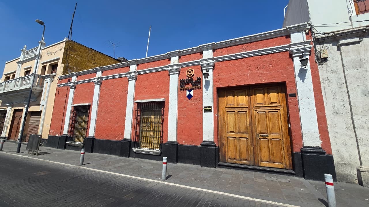 Calle Bolívar, antigua vía de la Aduana y los trampantojos de Arequipa. (Foto: Yunsu Pariapaza/@photo.gec)