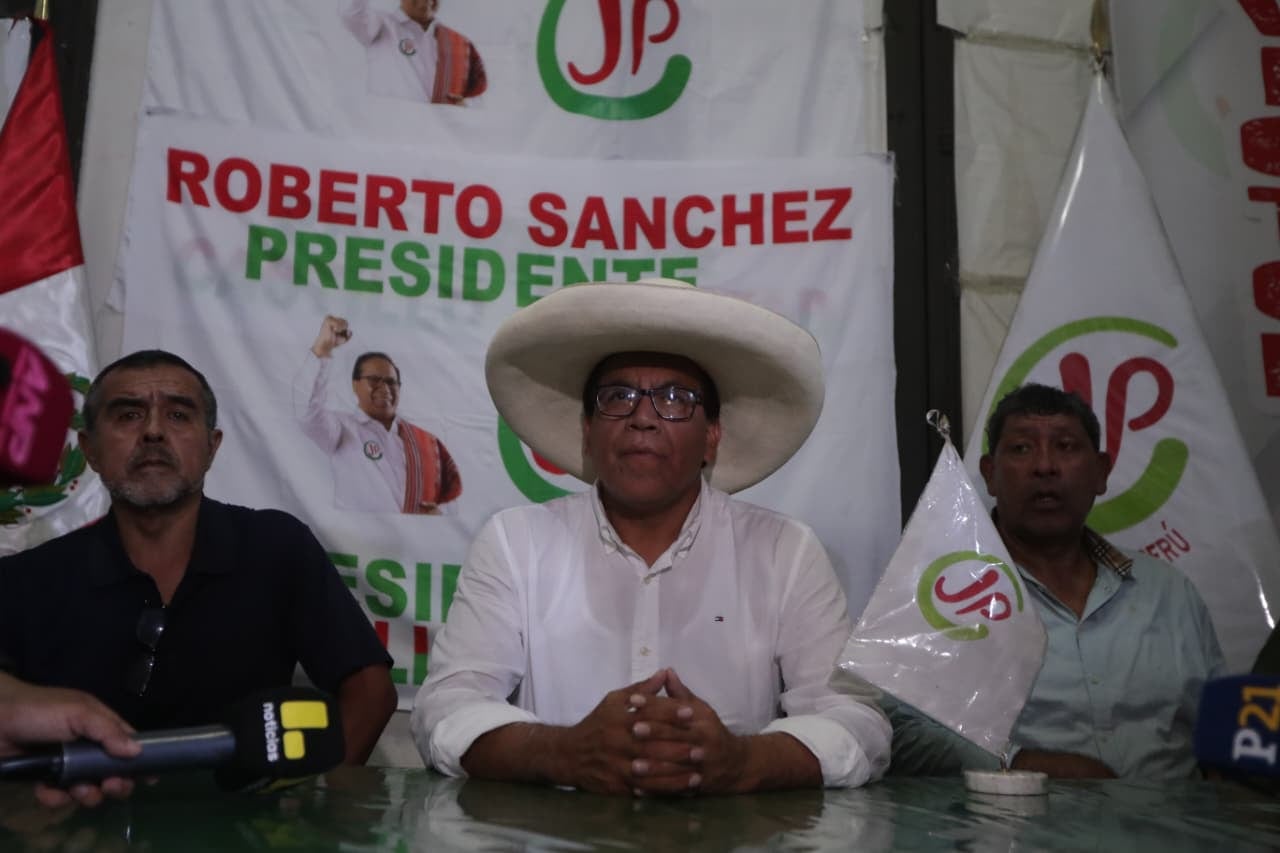 Conferencia de prensa del candidato presidencial del partido político Juntos por el Perú el actual congresista Roberto Sánchez en su local partidario en el centro de la ciudad.
Fotos: Julio Reaño/@photo.gec