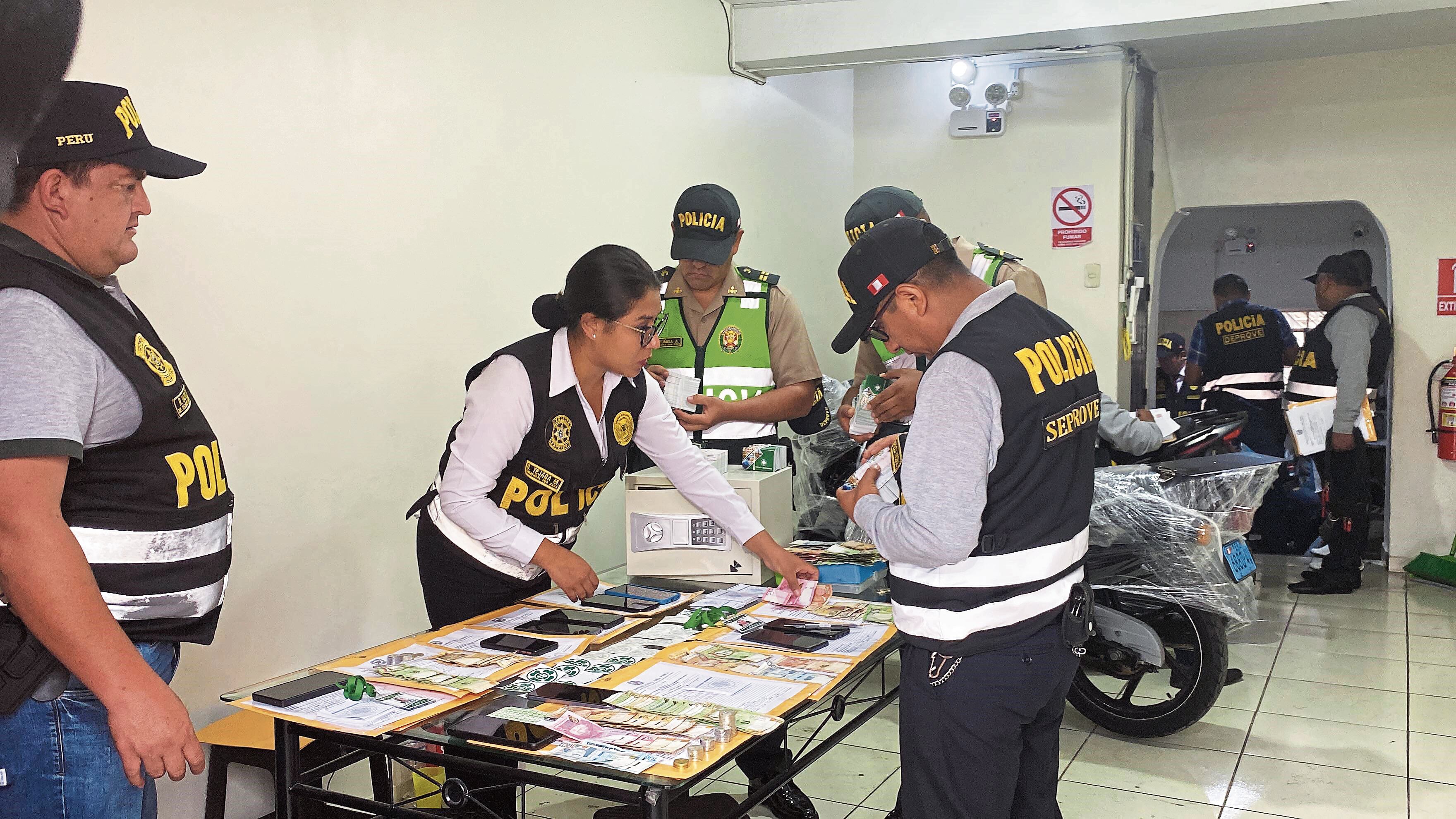 Intervención policial en negocio. Foto: cortesía.