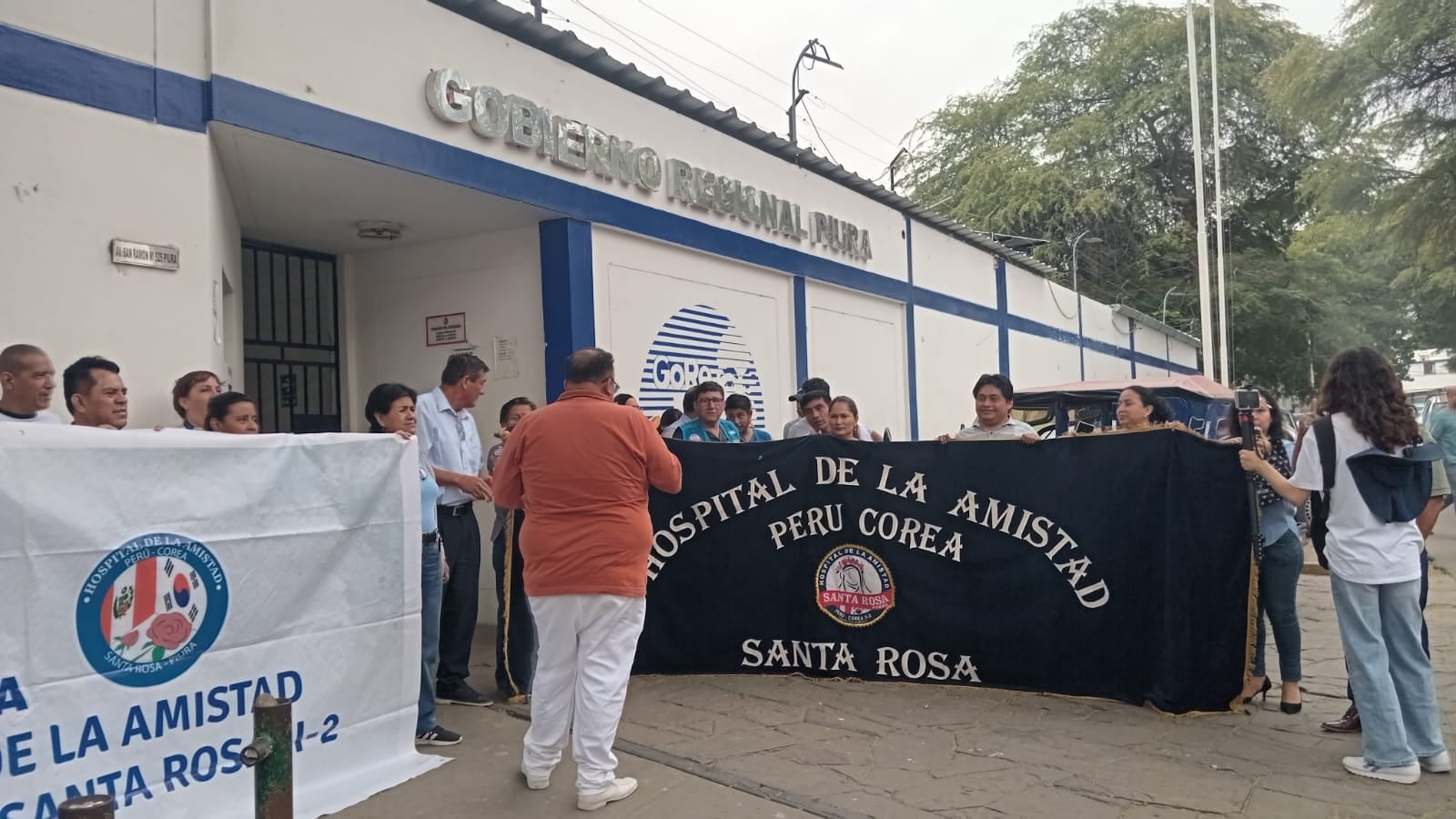 Trabajadores reclaman fuera del gobierno regional