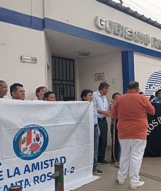 Trabajadores reclaman fuera del gobierno regional