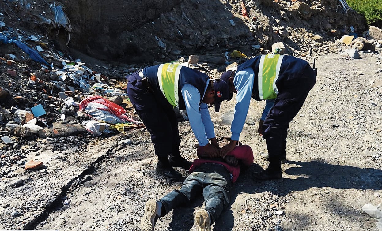 Hombre fue reducido por serenos. (Foto: Difusión)