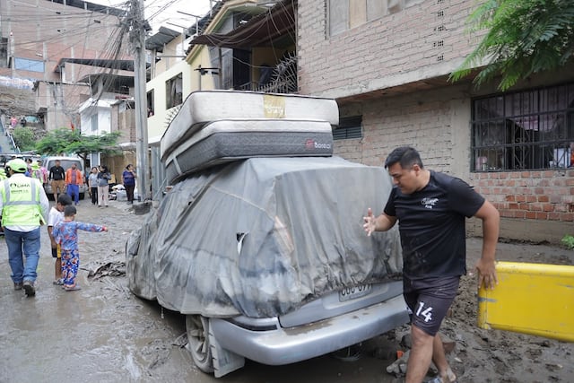 Keiko Fujimori inspecciona zonas afectadas por lluvias en Villa María del Triunfo