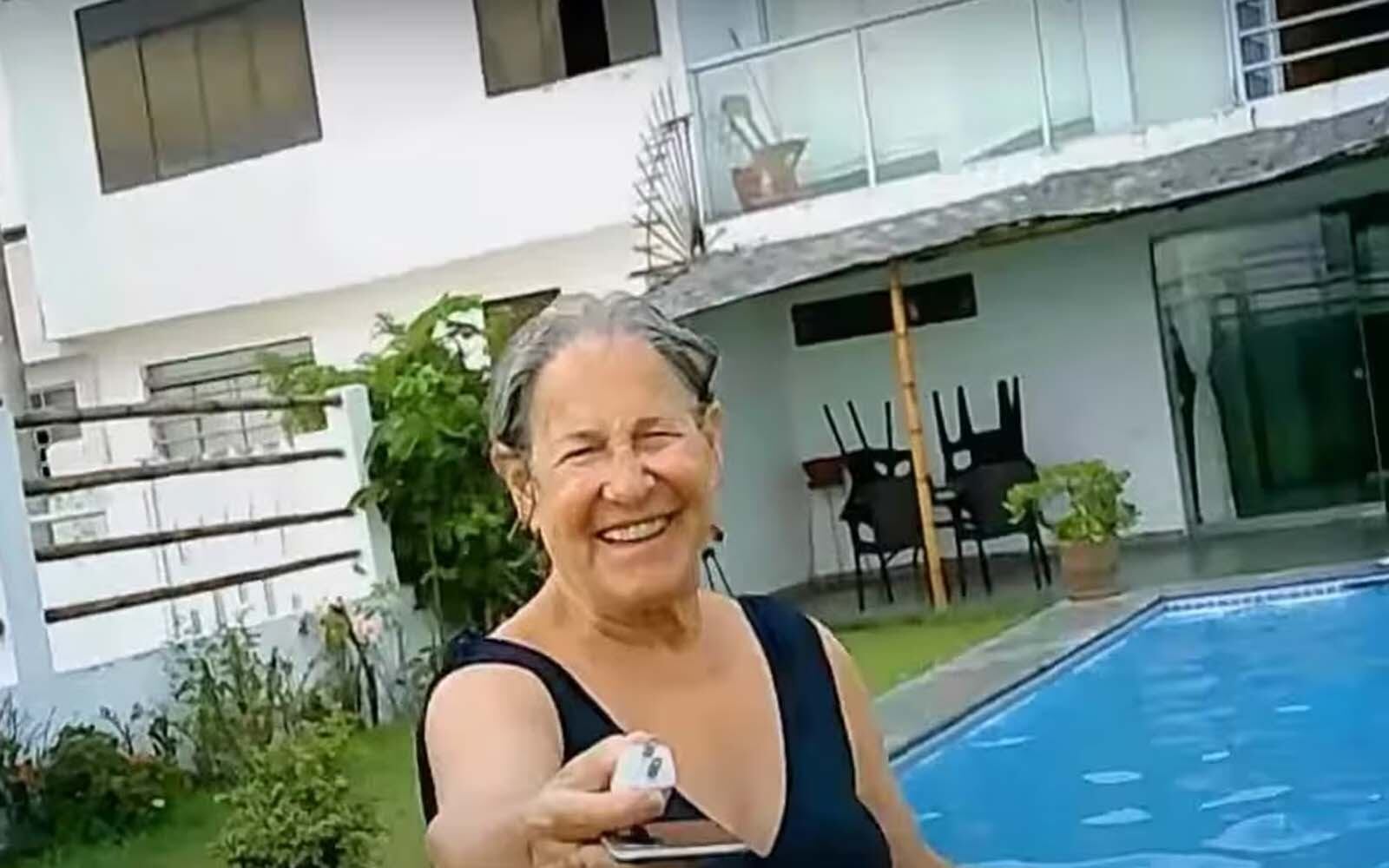 29 de febrero de 2024. Villarán en fotografía captada en su residencia de Lurín. Se aprecia la piscina constuida ilegalmente en área pública (Captura: Panamericana).