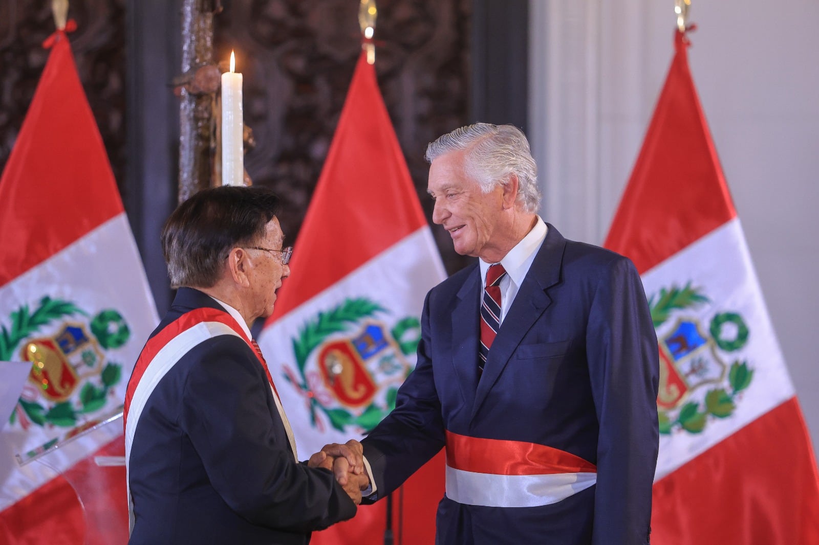 El presidente José Balcázar tomó juramento al nuevo canciller luego de la renuncia irrevocable de Hugo de Zela por desacuerdos con decisiones del Ejecutivo. Foto: Presidencia del Perú