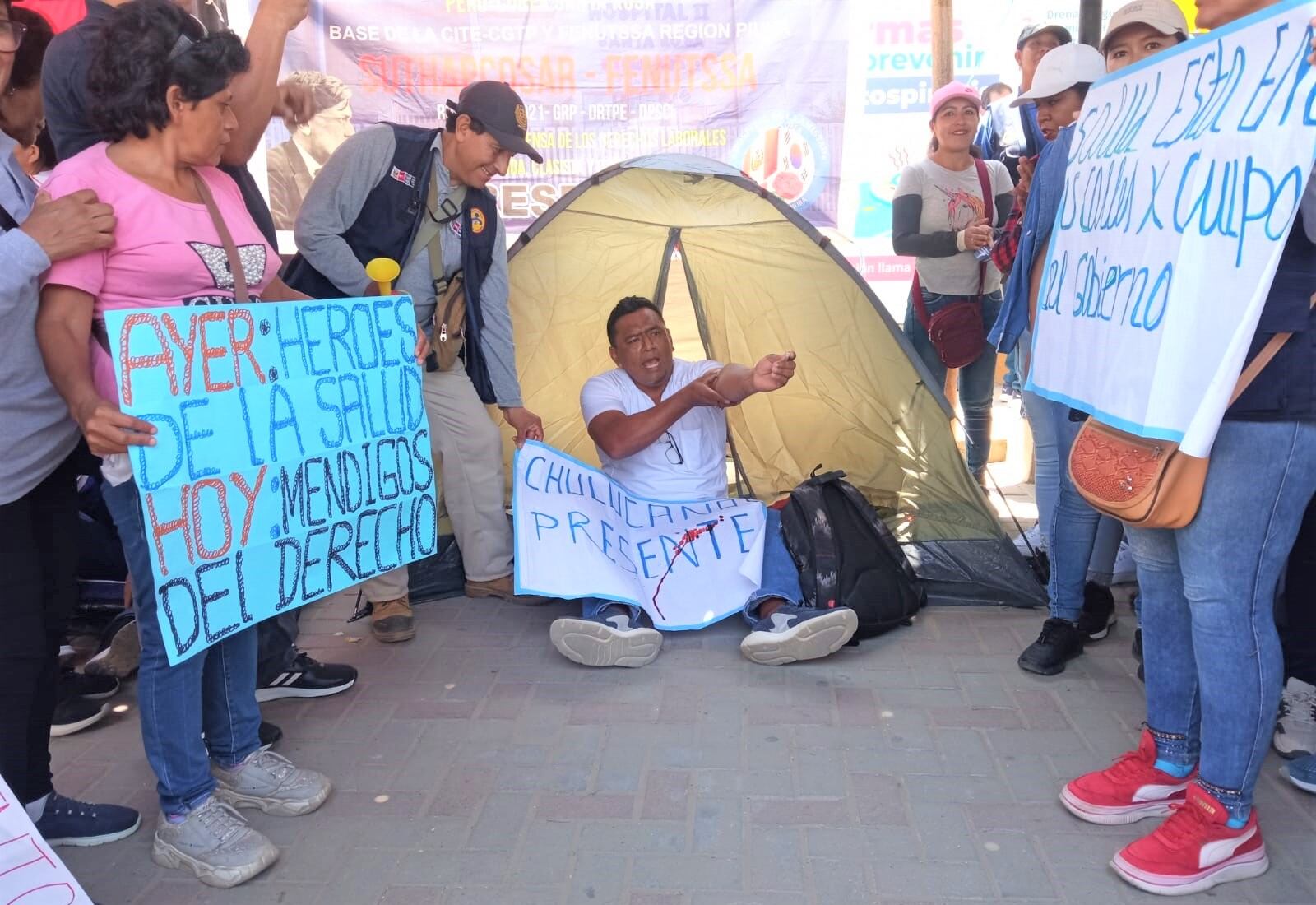 Desde hoy también se suspenderá la vacunación para los menores y embarazadas. Nueve agremiados de salud iniciarían la huelga de hambre.