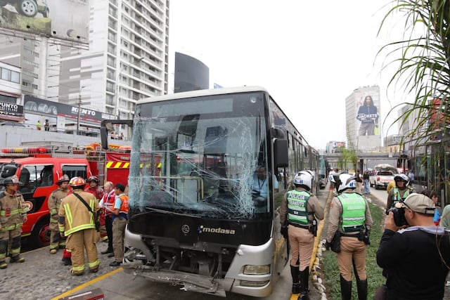 Triple choque en el Metropolitano deja al menos 40 heridos en Miraflores (Fotos: Violeta Ayasta/GEC)