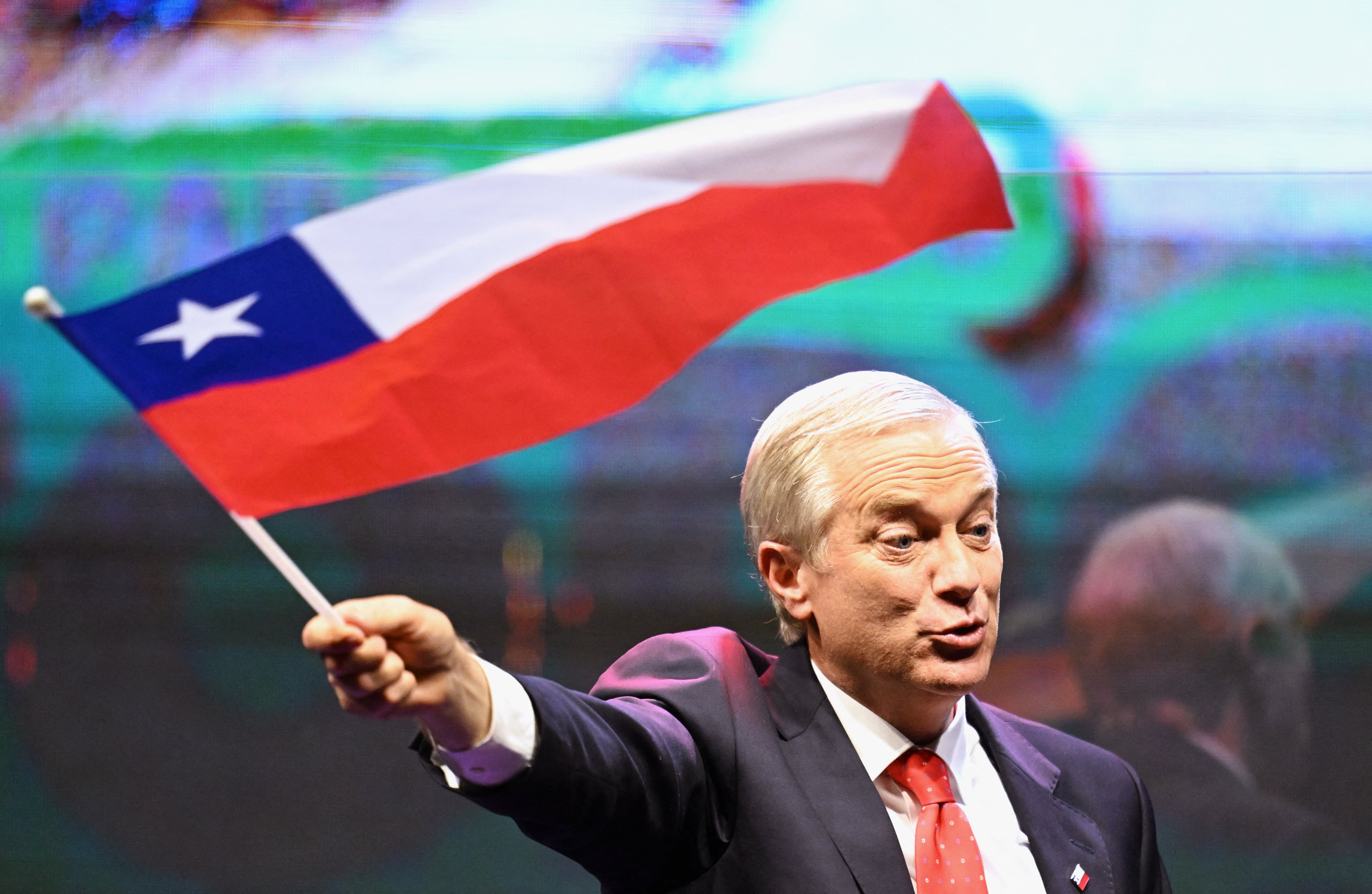 El candidato presidencial de Chile José Antonio Kast, del Partido Republicano, ondea una bandera chilena el 16 de noviembre de 2025. (Foto de Marvin RECINOS / AFP).