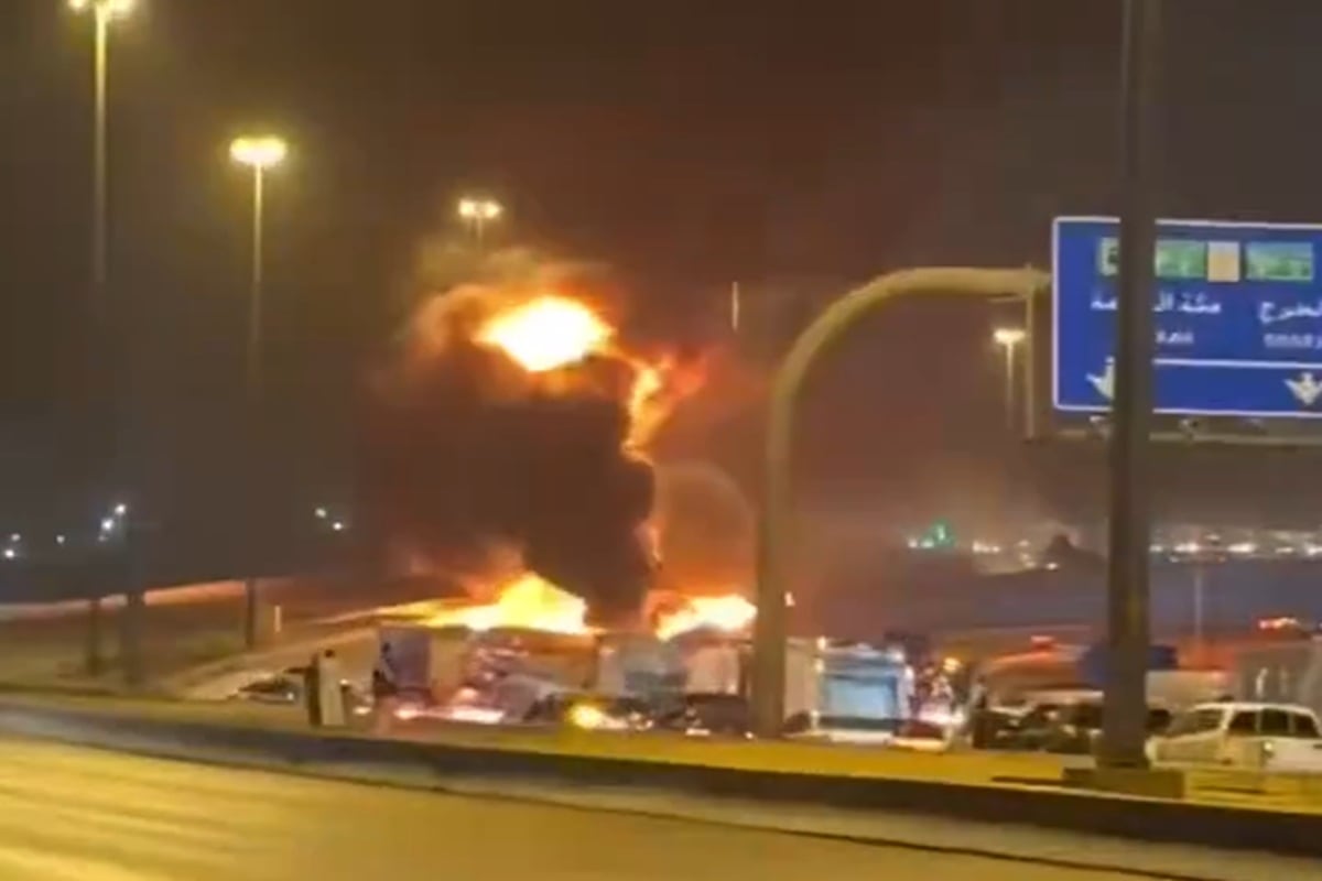 Llamas se elevan en la embajada de Estados Unidos en Riad, en Arabia Saudita, tras un ataque con drones durante la noche del 3 de marzo de 2026.