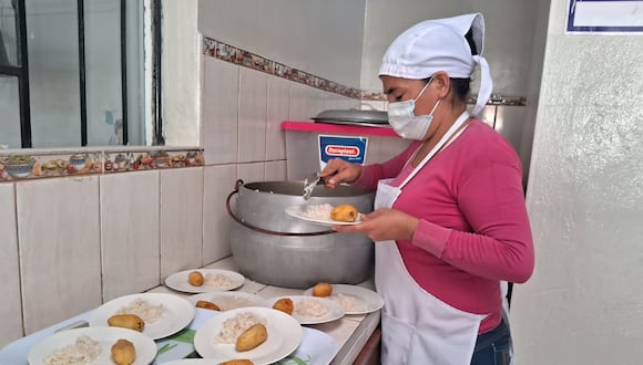 Entregan alimentos a escolares en Piura