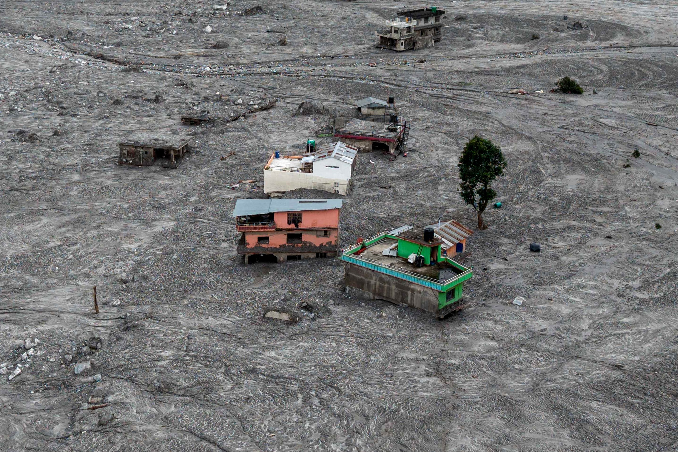 Nepal elevó a 781 el número de fallecidos y mantiene a 2.502 personas desaparecidas. En territorio chino se reportan otros 16 muertos y 546 desaparecidos tras la catástrofe del Himalaya. (Foto de PRABIN RANABHAT / AFP).