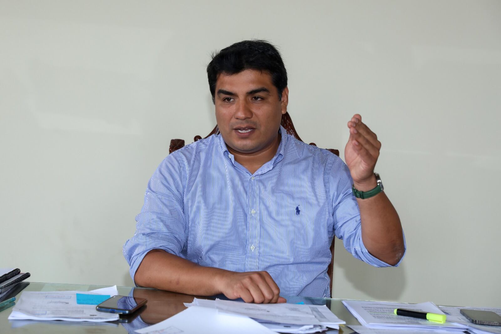 Dirigentes vecinales y transportistas saben que el regidor Mario Reyna reemplazará al alcalde Arturo Fernández y por ello le plantean prioridades .