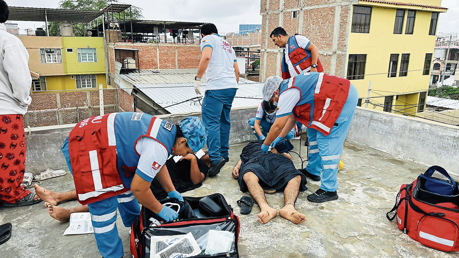 Dos jóvenes se salvan de morir electrocutados en Piura
