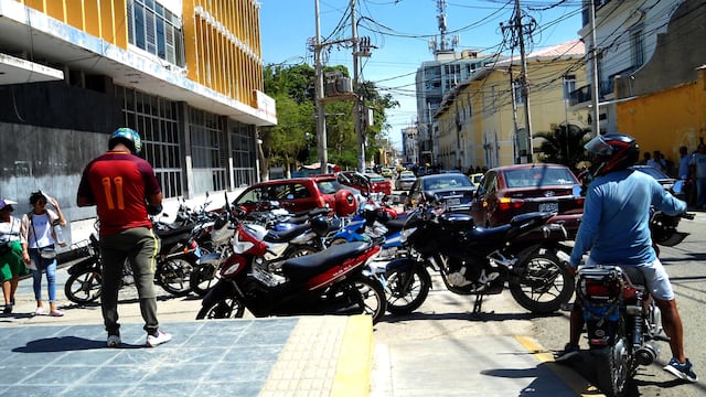 Estacionamiento de motos lineales un gran problema  para los piuranos