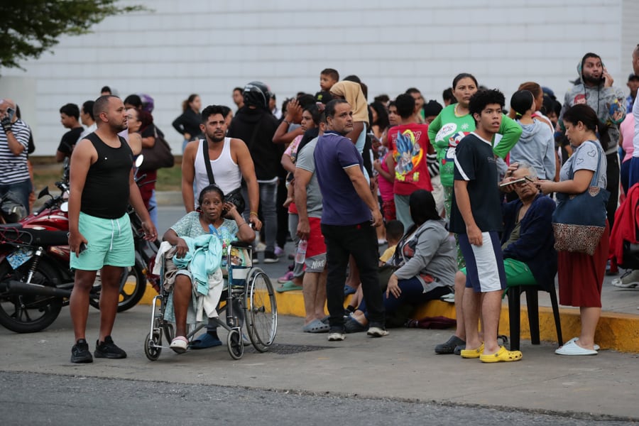 Personas evacuan edificios este miércoles, en Caracas (Venezuela). Un terremoto de magnitud 7,1 registrado en el noroeste de Montalbán, en el centro de Venezuela, se sintió en gran parte del país. EFE/ Ronald Peña R