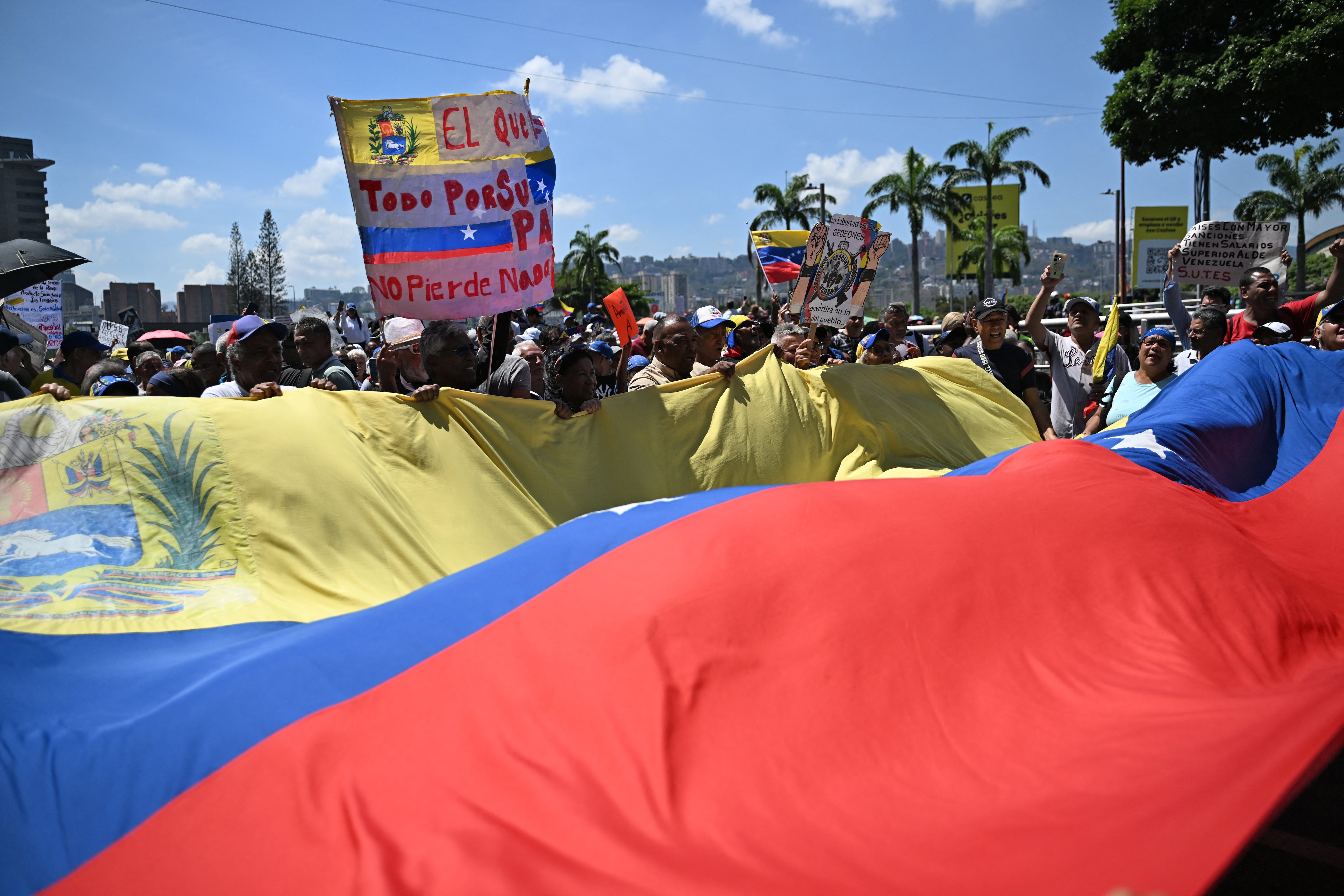 La protesta coincide con el anuncio de un posible aumento salarial para el 1 de mayo, en medio del congelamiento del salario mínimo desde 2022. (Photo by Juan BARRETO / AFP)