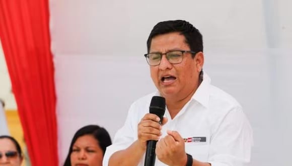 Ministro César Vásquez dijo que desabastecimiento es por “fallas en la cadena logística”, pero acusó que hospitales pueden comprar fármacos